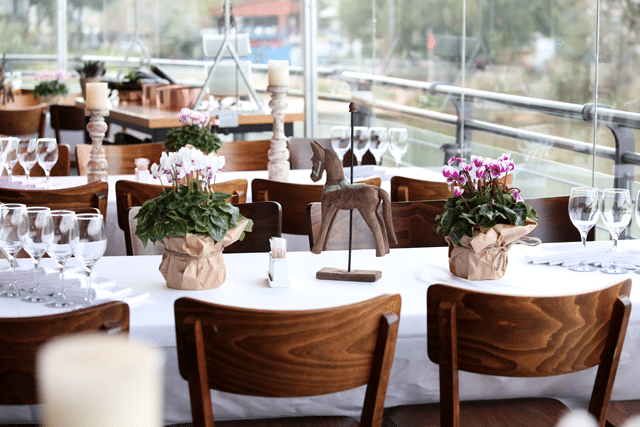 סידורי פרחים עונתיים במרכז השולחן 